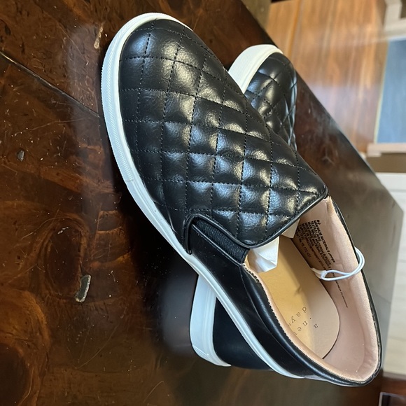 Women’s size 8.5 quilted shoes - Picture 3 of 3